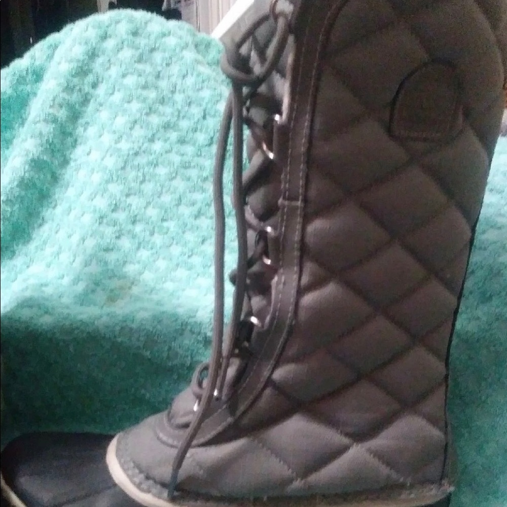 Size 9.5 sorely out and about boots